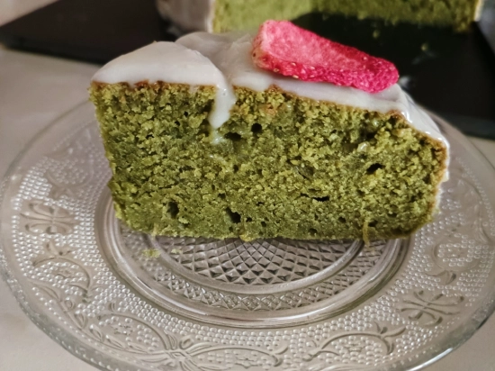 Matcha ciasto z nutą limonki i polewą z białej czekolady