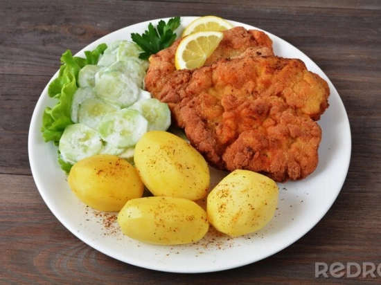 Schabowy z ziemniaczkami, oraz mizerią