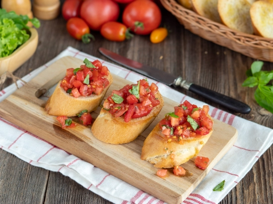 Bruschetta z pomidorami,czosnkiem,oliwą,świeżą bazylią oraz burratą