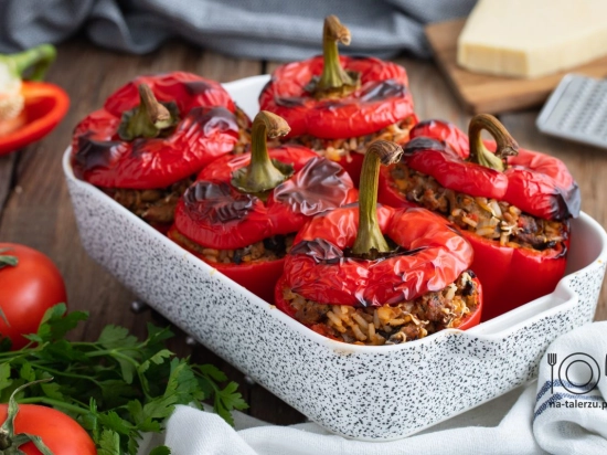Faszerowane papryki(2duże sztuki) mięsem z indyka oraz ryżem + sos pomidorowy