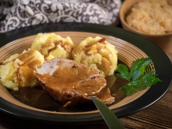 Karkówka duszona w sosie własnym z puree ziemniaczanym oraz buraczki na ciepło 43 zł