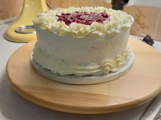 Tort śmietankowy z frużeliną wiśniową