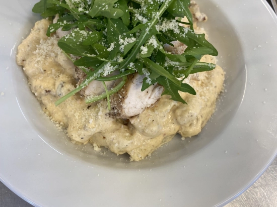 Gnocchi w sosie z gorgonzoli  z kurczakie rukolą  i suszonymi pomidorami