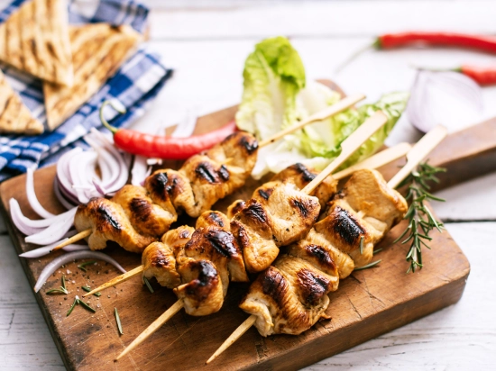 Souvlaki z kurczaka z grillowaną pitą oraz tzatziki