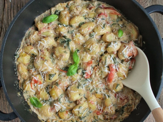 Gniocchi z piersią kurczaka, suszonymi pomidorami w pesto bazyliowym