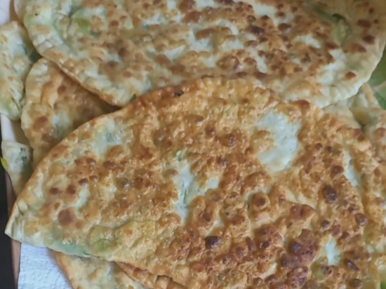 Afghani Bolani (dwa tradycyjne afgańskie placki z jogurtem i chutney)