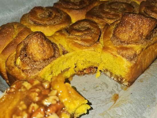 Dyniowe bułeczki z syropem karmelowym, orzechami pekan oraz przyprawą pumpkin pie spice