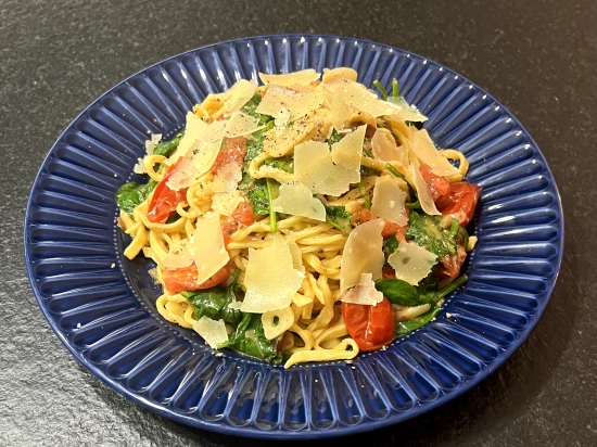 Makaron linguine z pomidorkami cherry, suszonymi pomidorami i szpinakiem w emulsji maślano-winnej