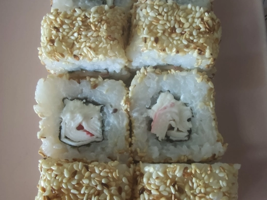 Sushi z serkiem i paluszkami surimi