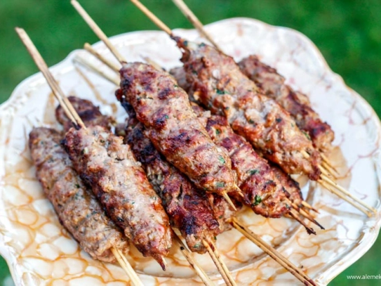 Kofta wieprzowa podawana z chrupiącą pitą oraz tzatziki