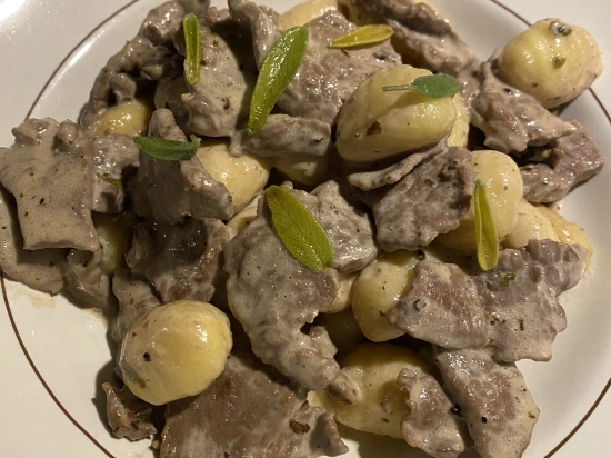 Gnocchi z wolowina w sosie smietankowym z szalwija