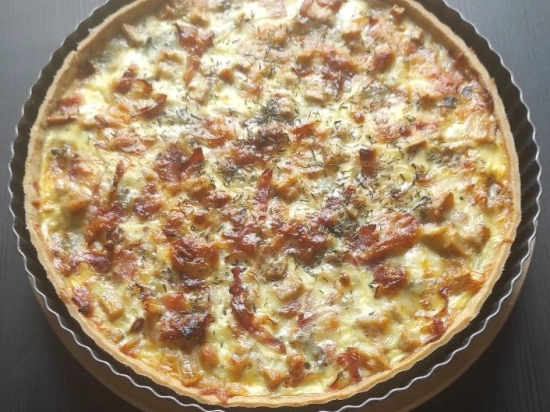 Tarta z gruszkami, serem Gorgonzola i boczkiem