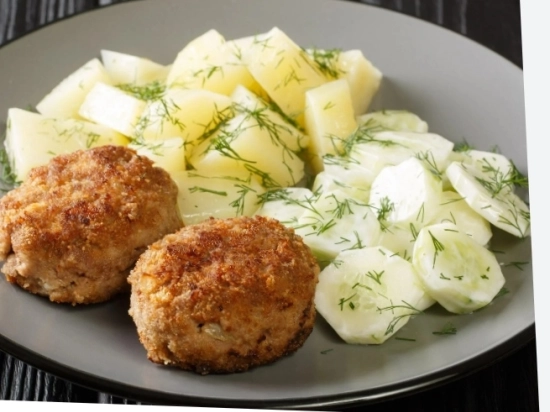 Kotlety mielone w chrupiącej panierce Panko z młodymi ziemniaczkami, koperkiem i masełkiem (350 g)
