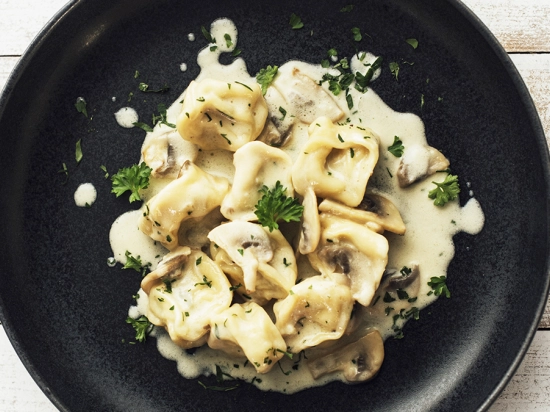 Tortellini serowe w lekkim sosie śmietanowym z parmezanem