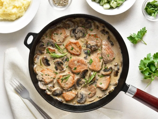 Polędwiczki wieprzowe w sosie pieczarkowym, kaszą jęczmienną lub gryczaną i buraczki na ciepło