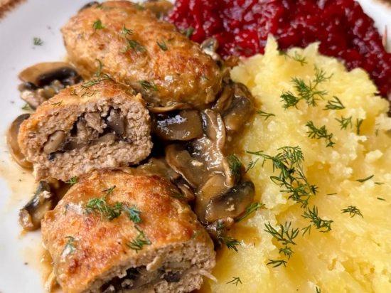 zrazy z mięsa mielonego z pieczarkami, puree ziemniaczanym oraz buraczkami na ciepło