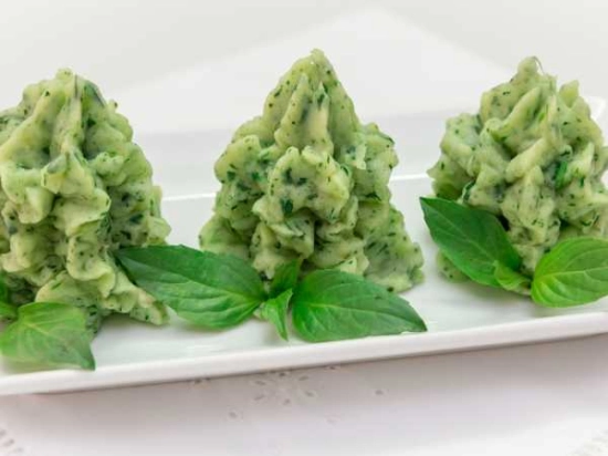 Puree ziemniaczane ze szpinakiem i czosnkiem.