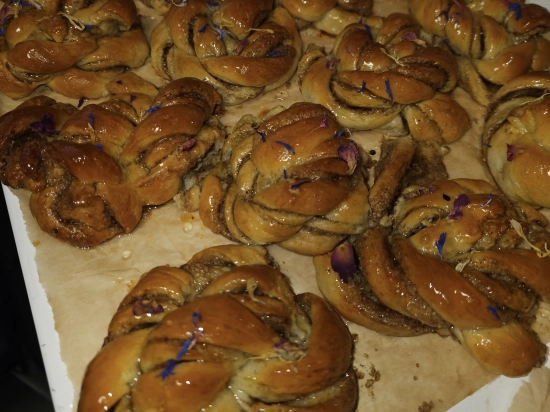 Kanelbullar z kardamonem - szwedzkie kardamonki  z palonym masłem