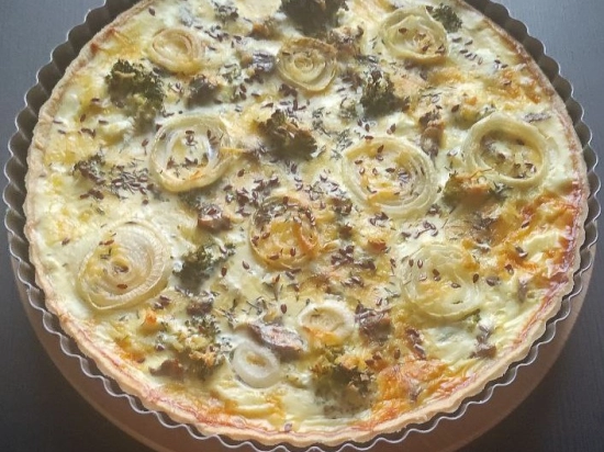 Tarta z wołowiną, brokułami i marynowaną cebulą