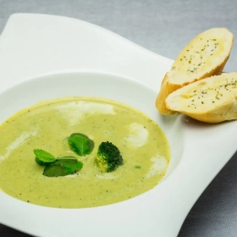 Krem z brokułów z grzaneczkami