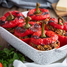 Faszerowane papryki(2duże sztuki) mięsem z indyka oraz ryżem + sos pomidorowy