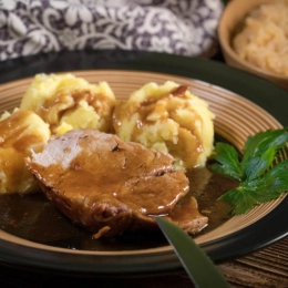 Karkówka duszona w sosie własnym z puree ziemniaczanym oraz buraczki na ciepło 43 zł