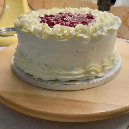 Tort śmietankowy z frużeliną wiśniową