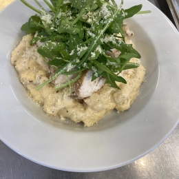 Gnocchi w sosie z gorgonzoli  z kurczakie rukolą  i suszonymi pomidorami