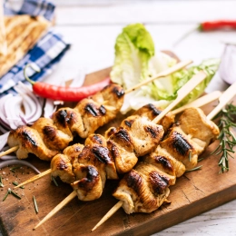 Souvlaki z kurczaka z grillowaną pitą oraz tzatziki