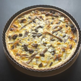 Tarta z wieprzowiną, suszonymi śliwkami i serem feta