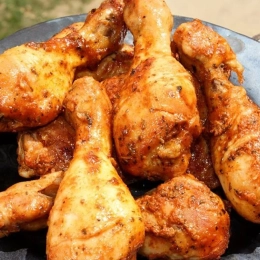 Pieczone podudzia z kurczaka z ziemniaczkami opiekanymi i surówką