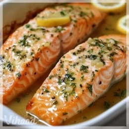 Pieczony łosoś podawany z frytkami oraz mixem sałat z pomidorkami cherry oraz dresingiem francuzkim