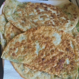 Afghani Bolani (dwa tradycyjne afgańskie placki z jogurtem i chutney)