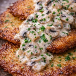 Placki ziemniaczane z kurczakiem w sosie pieczarkowym