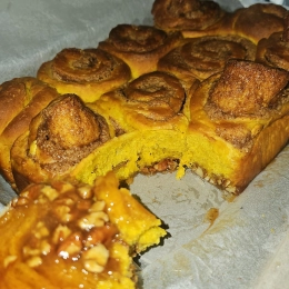 Dyniowe bułeczki z syropem karmelowym, orzechami pekan oraz przyprawą pumpkin pie spice