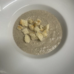 Zupa kremowa z pieczarkami z grzankami,