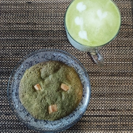 Ciastka matcha z białą czekoladą 9szt