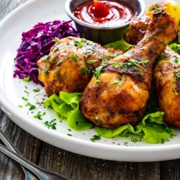 Podudzia z kurczaka z frytkami i ogórkami kiszonym