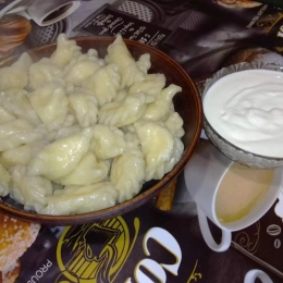 Pierogi ruskie.Dodatki śmietaną lub cebula smażona.