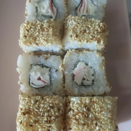 Sushi z serkiem i paluszkami surimi