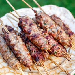 Kofta wieprzowa podawana z chrupiącą pitą oraz tzatziki