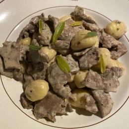Gnocchi z wolowina w sosie smietankowym z szalwija