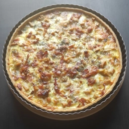 Tarta z gruszkami, serem Gorgonzola i boczkiem