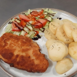 Schabowe z pure ziemniaczanym i surówką