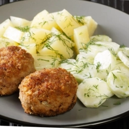 Kotlety mielone w chrupiącej panierce Panko z młodymi ziemniaczkami, koperkiem i masełkiem (350 g)