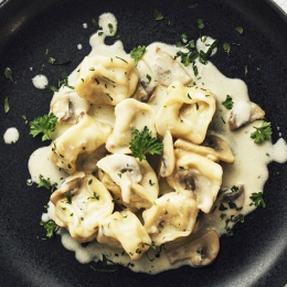 Tortellini serowe w lekkim sosie śmietanowym z parmezanem