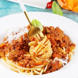 Spaghetti bolognese z pecorino romano