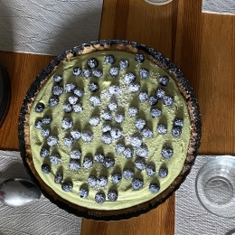 Tarta z kremem matcha i owocami