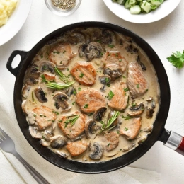 Polędwiczki wieprzowe w sosie pieczarkowym, kaszą jęczmienną lub gryczaną i buraczki na ciepło