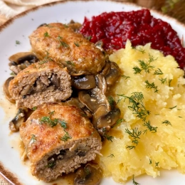 zrazy z mięsa mielonego z pieczarkami, puree ziemniaczanym oraz buraczkami na ciepło